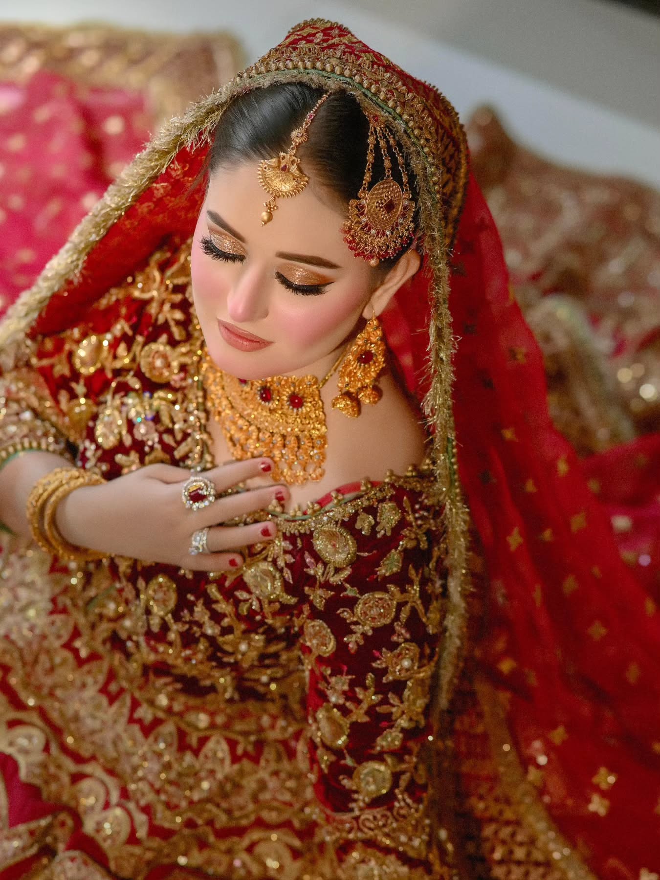 Maharani Traditional Bridal Choker worn by a model in the original Mohsin Qayyum Jewellers bridal shoot